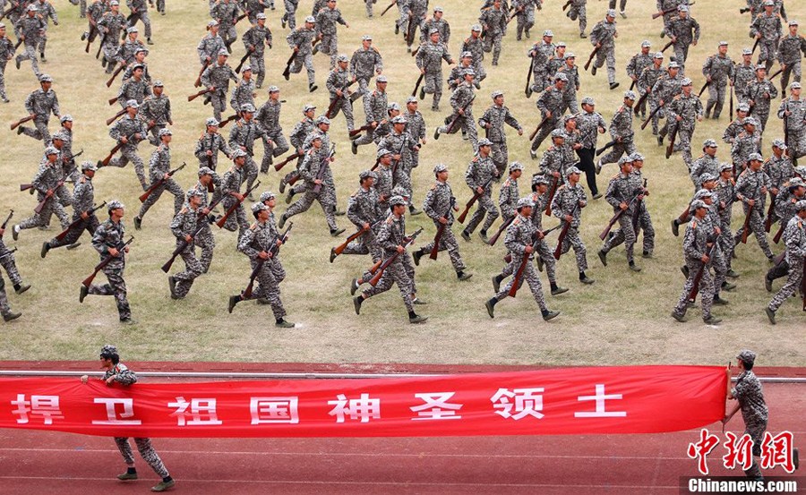 9月14日，大一新生在进行军训汇报表演时打出“捍卫祖国神圣领土”的横幅。