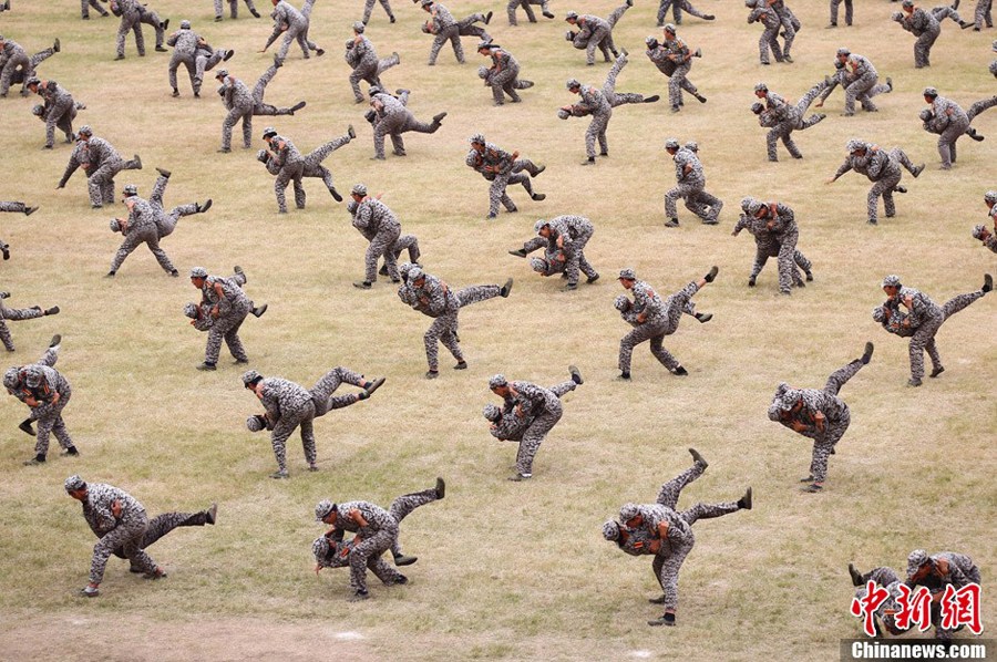 9月14日，大一新生在进行汇报表演。