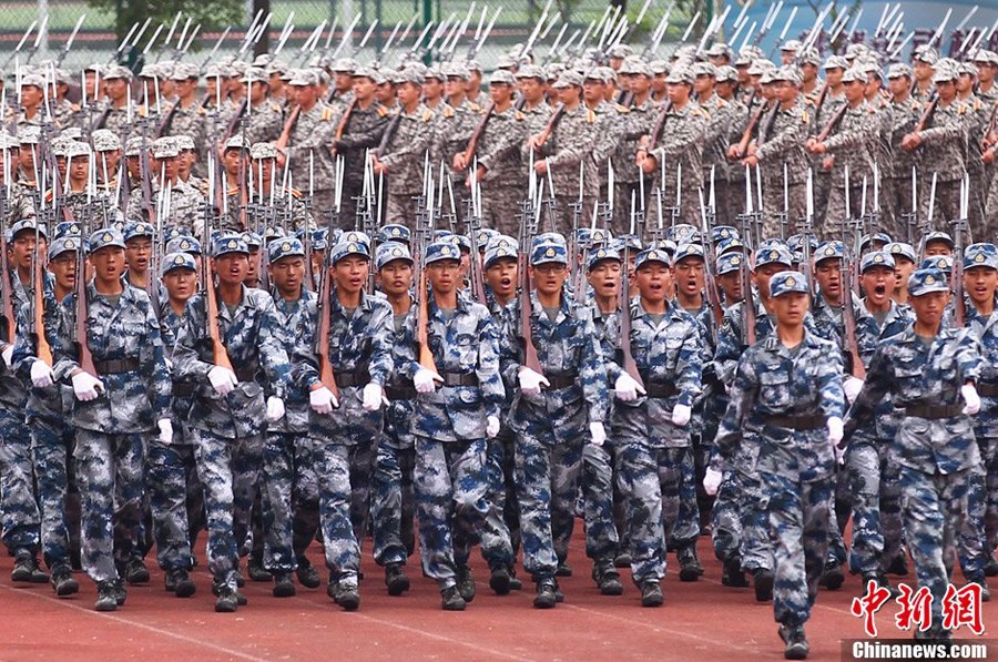 9月14日，大一新生在进行分列式汇报表演。
