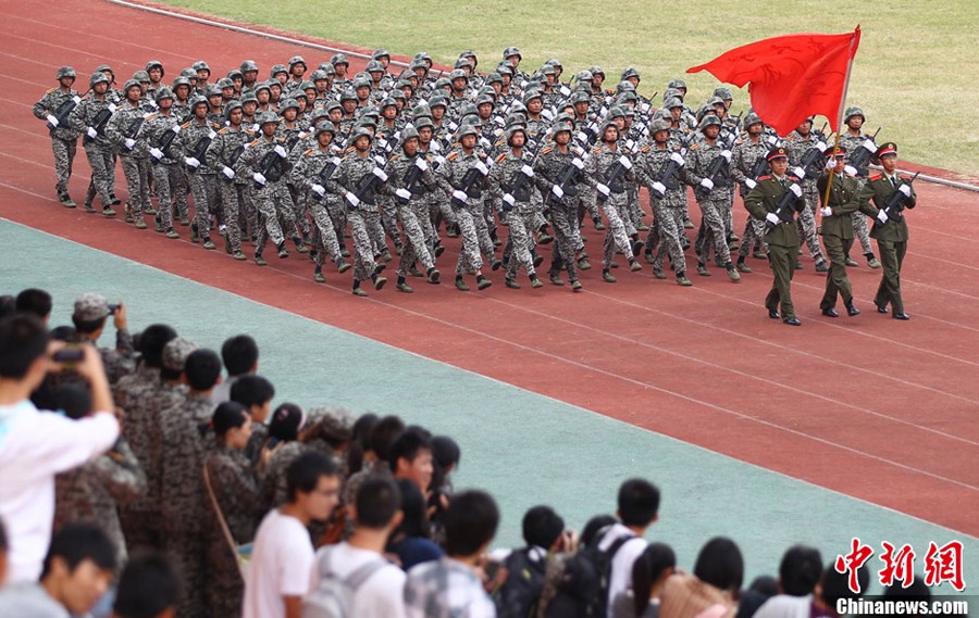 9月14日，大一新生在进行分列式汇报表演。