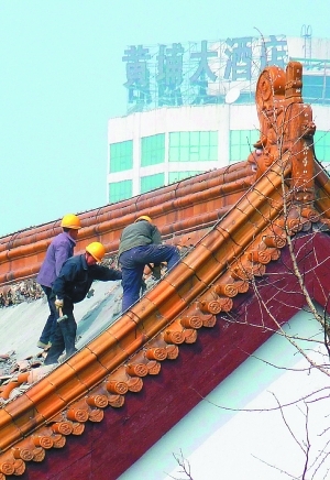 2011年3月4日，南京明故宫遗址公园南大殿揭顶进行屋面维修。CFP 资料