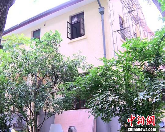 修缮中的故居外观