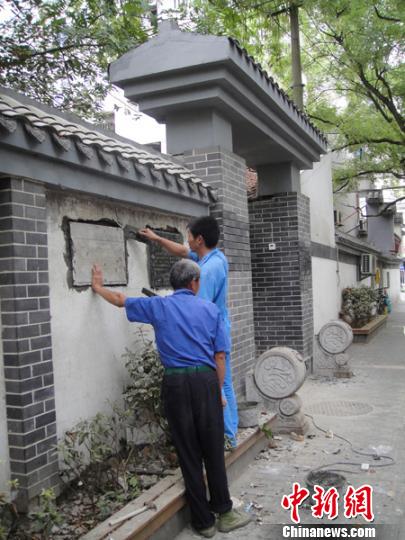 修缮中的故居大门