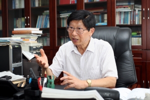 陈万年在三江学院接受本报记者专访。 魏作洪 摄