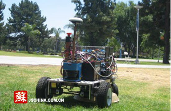 割草机正在作业。