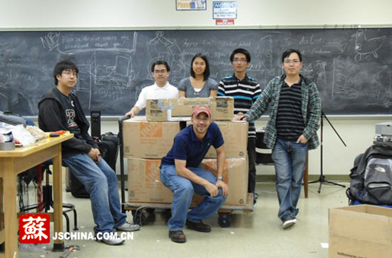 研发团队（右二为东南大学成贤学院大四生吴拓）。