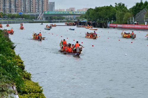 东南大学龙舟队在比赛中