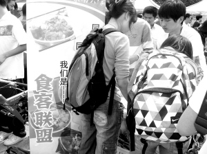 “吃货社团”在招会员。 记者 王晶卉 摄