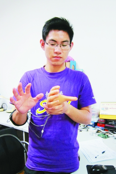 东大技术人员演示第三代“肌电假手”。 毛庆摄