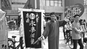 这身打扮，自然为的是吸引众多学子报名。江南时报记者 秦怀珠 摄