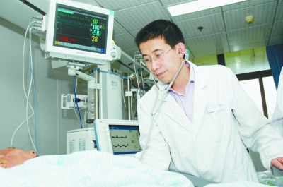 邱海波教授正在给重症病人检查。