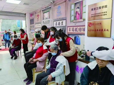 在新打造的社区服务中心内，社工、志愿者们定期为老人们提供按摩、理发等各项服务。 红庙物业 供图