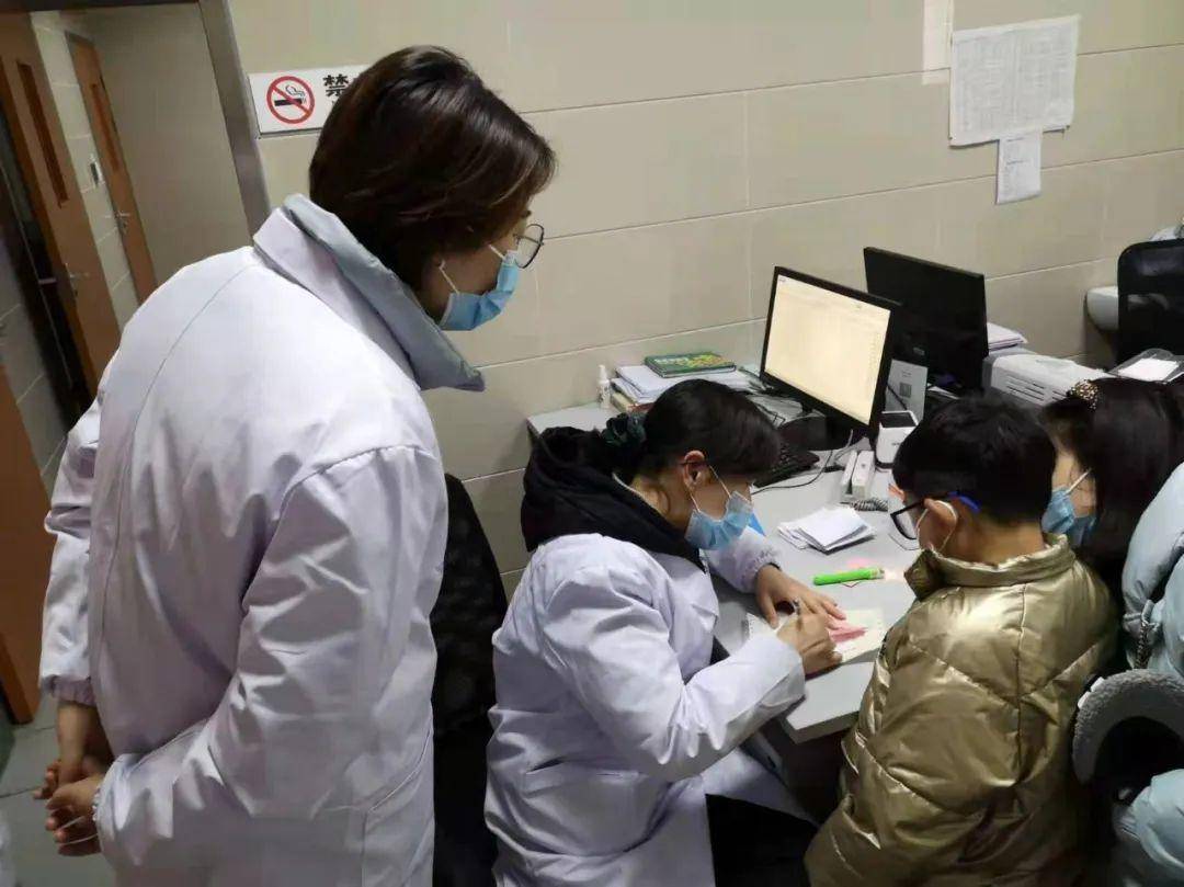 南京市儿童医院专家在和县坐诊。资料图片