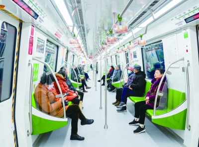 2023年12月28日，南京地铁7号线南段开通初期运营，不少市民前来打卡。 南京日报/紫金山新闻记者 段仁虎 戚珂嘉 摄