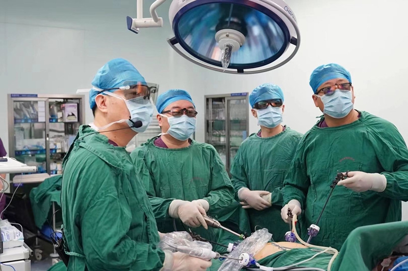 胃肿瘤中心团队医生正在进行3D腹腔镜胃癌根治术。江苏省人民医院供图