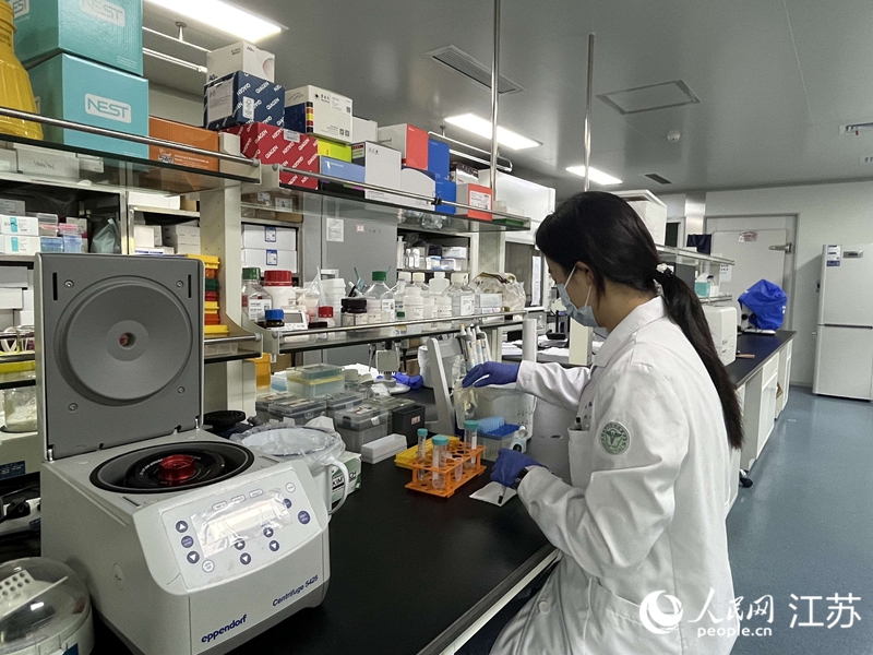 皮研所实验员正在制备组织单细胞悬液。人民网 王雪彤摄