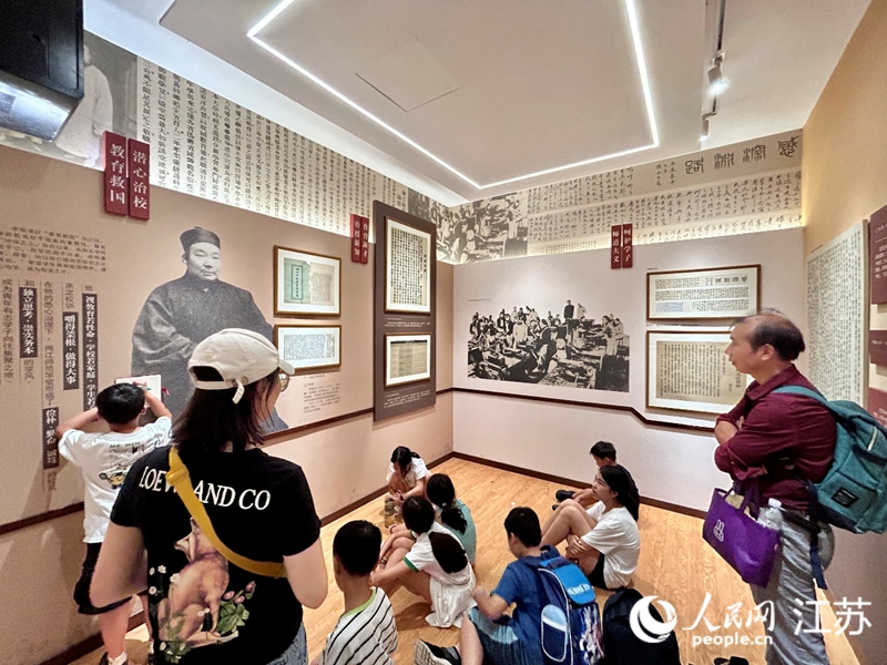 一个研学团队在梅庵参观。人民网 王丹丹摄。