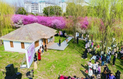 昨天，东南大学“印象梅庵”文化雅集课堂在九龙湖校区梅园举行，九龙湖梅庵首次与师生见面。活动现场开展昆曲与古琴鉴赏、诗词歌咏、书法、汉服等互动活动。 通讯员 唐瑭 南京日报/紫金山新闻记者 徐琦 摄