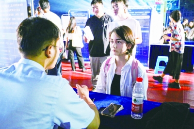 南京信息工程大学“人才夜市”现场。 学校供图 