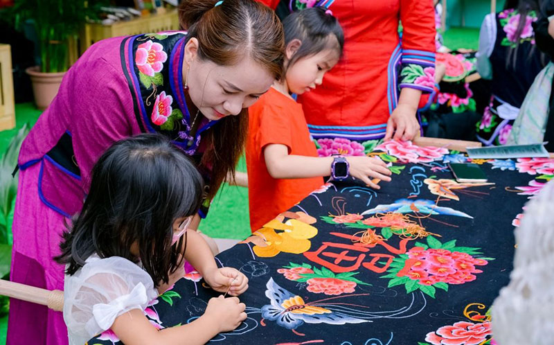 彝绣研学。南华县委宣传部供图