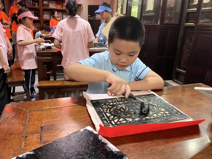 	孩子们走进南京市民俗博物馆和南京市文化遗产保护研究所，参加“我为祖国守护‘国保’古建筑”研学活动。	