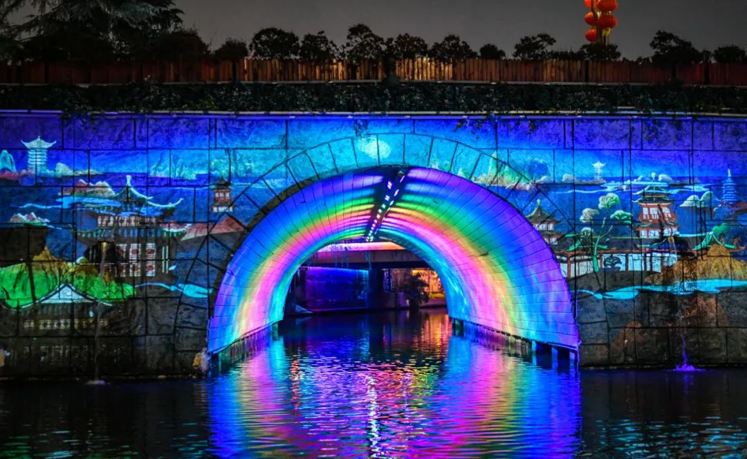 游客坐在秦淮河西五华里游船上，沉浸式感受秦淮风情。南京日报/紫金山新闻记者 董家训 摄