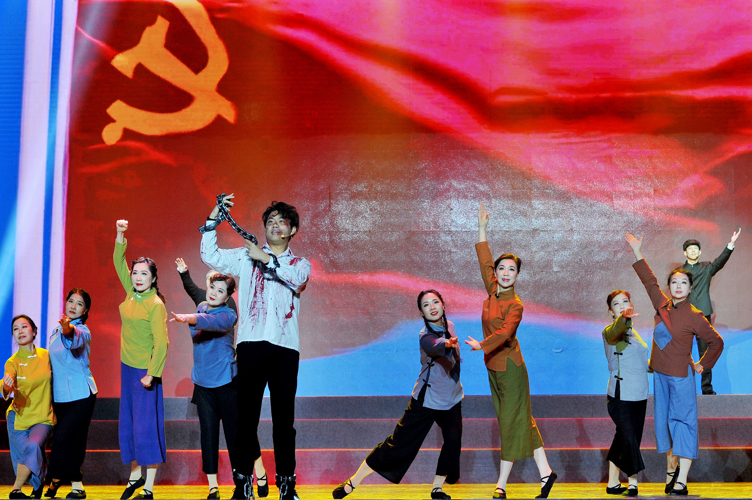 为深入学习宣传贯彻落实党的二十大精神，近日，东南大学举行“激情燃烧的岁月”2022音乐党课，师生代表通过共同聆听音乐党课，赓续红色血脉、传承红色基因。 通讯员 罗澍 曲钢 南京日报/紫金山新闻记者 徐琦 摄