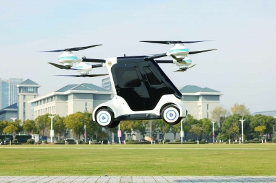 近日，东南大学发布首款陆空两用飞行汽车“东大·鲲鹏1号”。据悉，这是我国第一辆以汽车为主、分布式驱动、空天一体化的飞行汽车，既能在天上飞，也能在地上跑。地面时速最高达60公里，空中时速设计为40公里，最大飞行高度300米，首款最大载重500千克。 通讯员 唐瑭 南京日报/紫金山新闻记者 徐琦 摄