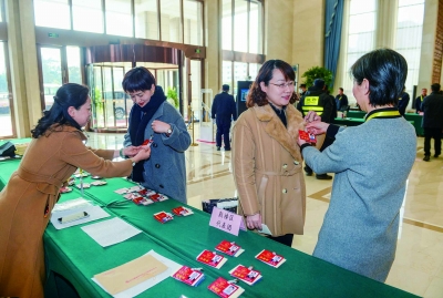 ▶1月11日，出席市十七届人大三次会议的代表们来到华山饭店报到点报到。 南京日报/紫金山新闻记者 冯芃 段仁虎 孙中元 摄