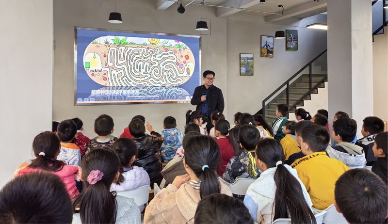 李骏扬在至善彝绣馆给孩子们作科普报告。南华县科协供图.jpg