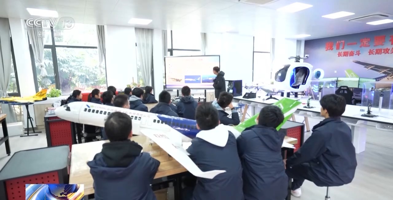 和机器狗赛跑、在科考船上课 这些中小学科学课太酷啦！