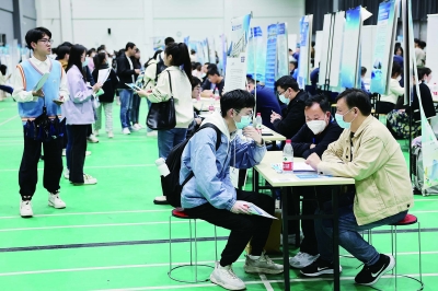 近日，南京航空航天大学2023届毕业生春季大型招聘会在将军路校区举行，吸引众多毕业生前来咨询应聘。通讯员 彭丽 南京日报/紫金山新闻记者 徐琦 摄