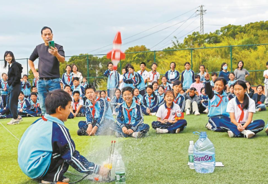 连江县下屿中学学生体验“火箭”发射。（受访学校供图）