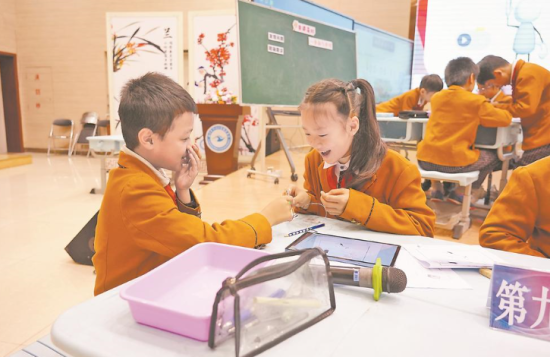 福州市宁化小学学生上科学课。罗菊熙 摄