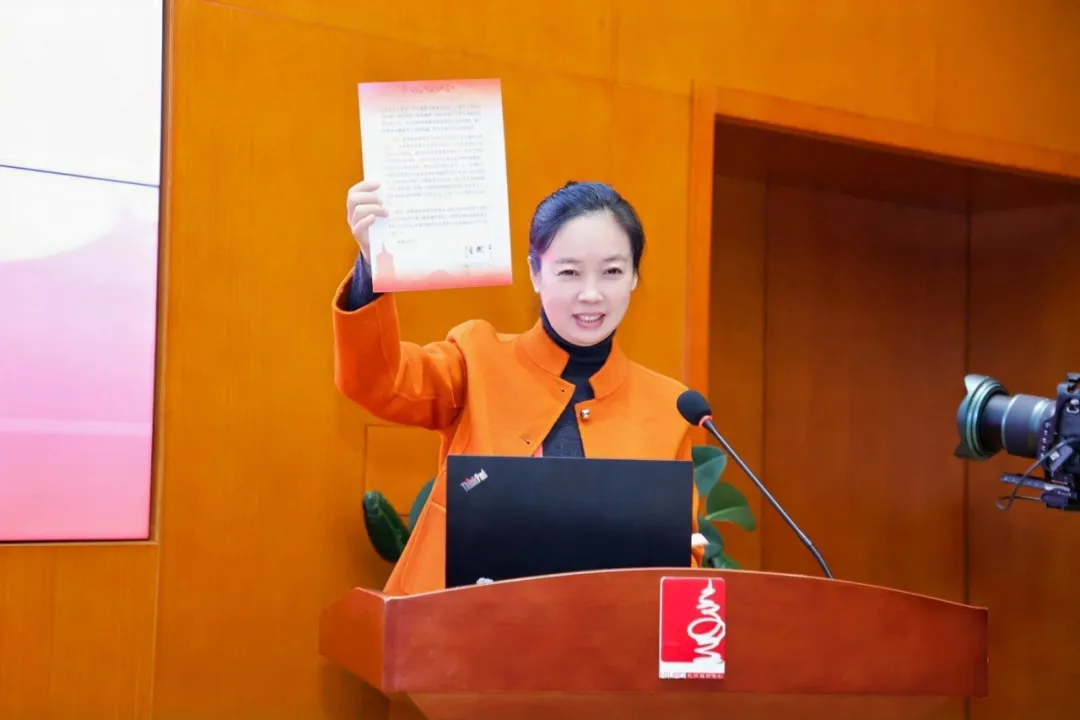 李倩代为宣读中国文联副主席冯骥才先生为大会的致辞