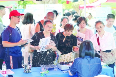 高招咨询会现场，吸引众多考生和家长前来咨询。通讯员 唐瑭 南京日报/紫金山新闻记者 徐琦 摄