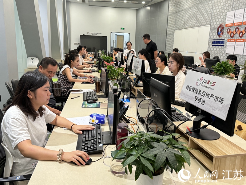 江宁区快处中心，各单位派驻工作人员相邻而坐，集中会办群众诉求。人民网 杨维琼摄
