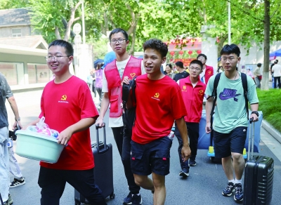 9月2日，南京大学校园，大学生志愿者在帮助新生搬运行李。 通讯员 于玥晗 南京日报/紫金山新闻记者 徐琦 摄 