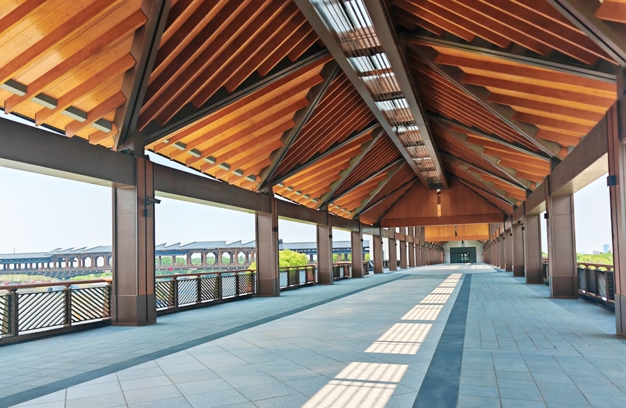 北桥：连接上海馆和江苏馆。